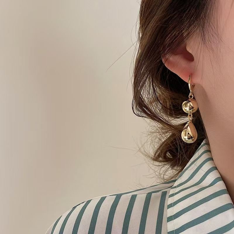 a2e93be2-66e1-4e6b-8522-a9b03f6b2149.jpg 2026 New Slim Hoop Earrings, Elegant High-End Ear Cuffs For Women - Image 1